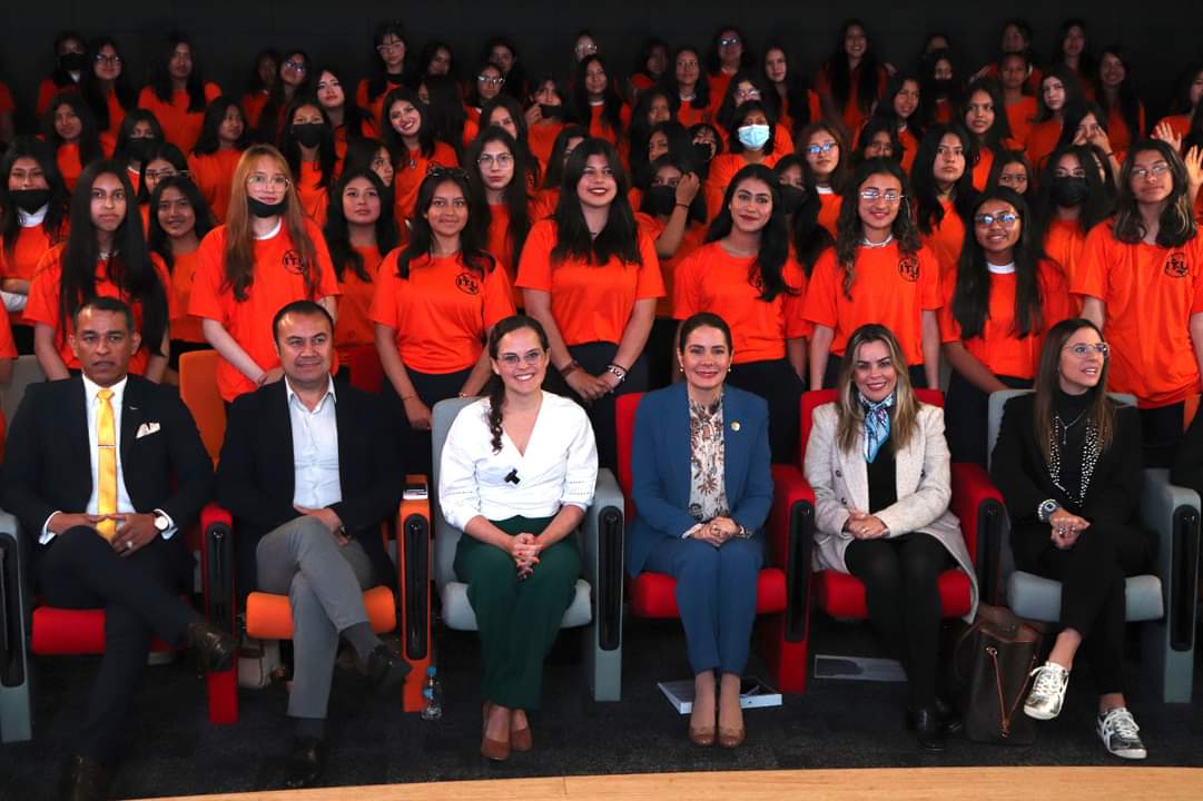 Telecom_Ec's tweet photo. @Telecom_Ec trabaja por reducir la brecha digital de niñas en el país. 🇪🇨
En el evento de Americas Girls Can Code, organizado por @ITU, la ministra @vmaino incentivó a las niñas, escoger carreras relacionadas con las TIC, que son las más demandadas en esta era de la información. https://t.co/xEI7Ur6thI