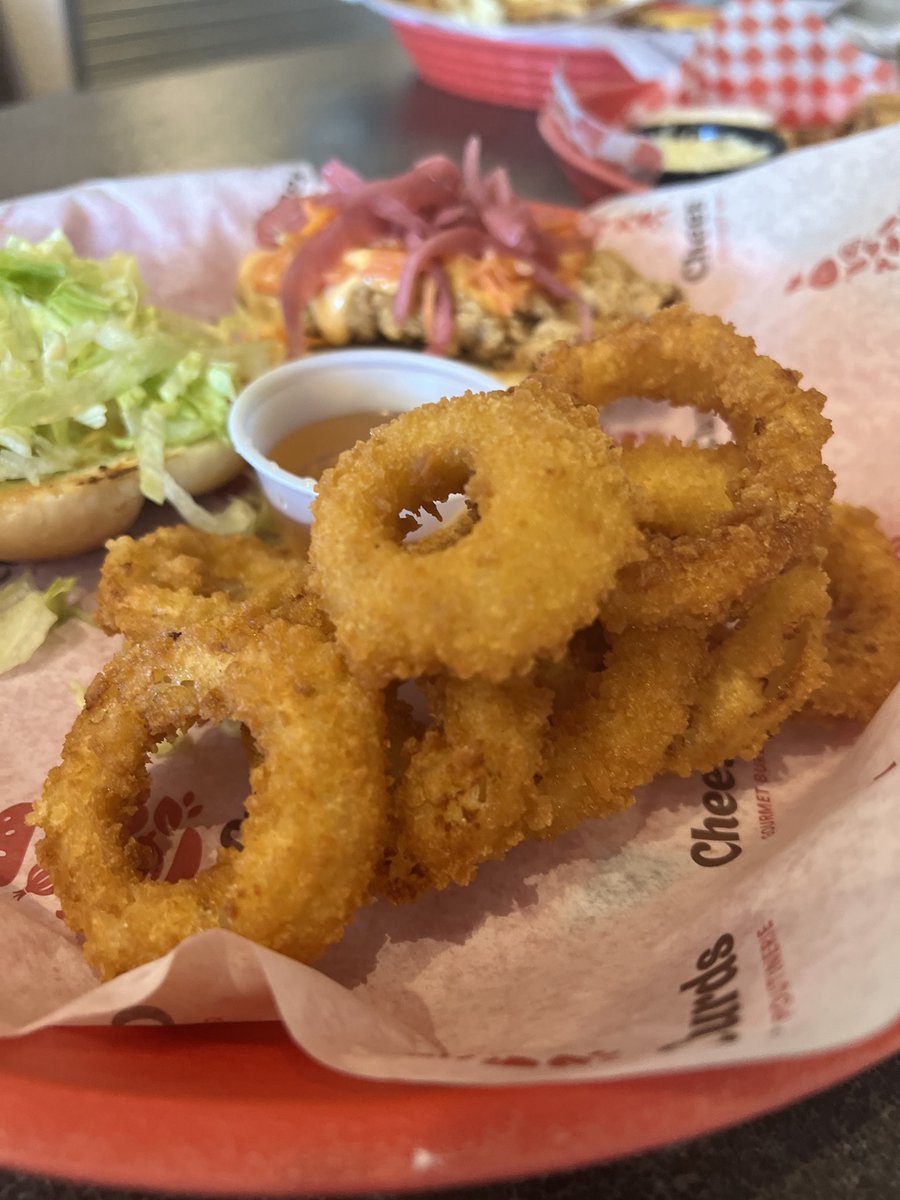 It's Friday, treat yourself to a side of onion rings drizzled with honey. Yes honey, you heard that right! 

#onionrings #honionrings #itsworththewait #chefinspired