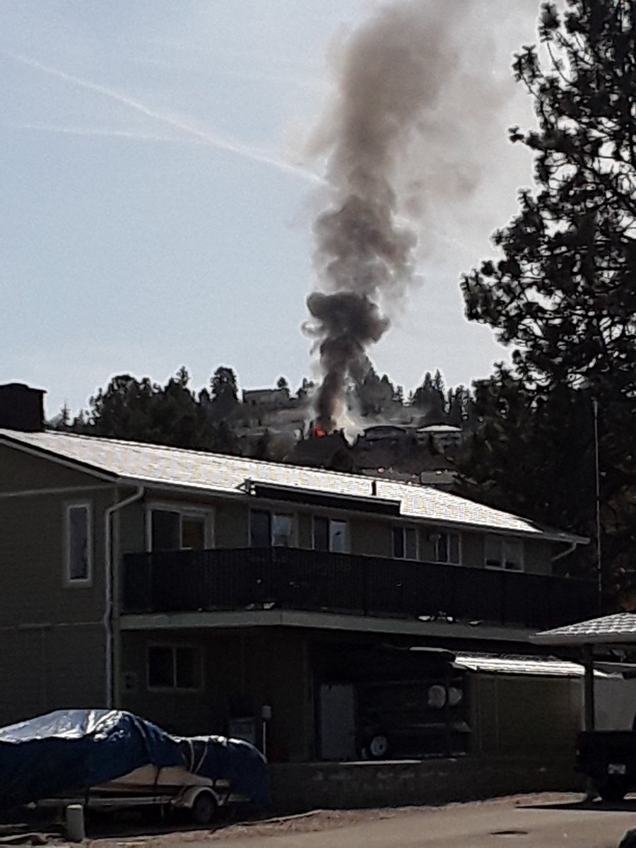 terrigreig2's tweet photo. @Jamloops @KamFire More firetrucks on the way. It looks BAD https://t.co/BsZoCdPBaY