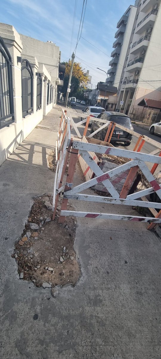 _leoweber's tweet photo. @OficialEdesur ya hace 4 meses o más que esta roto la esquina del edificio de Salta y Eva Peron Lanús este  para cuando !!! @lanusmunicipio https://t.co/0ouA2CBmAL
