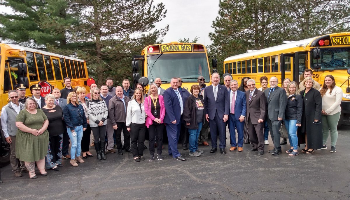 JamesTedisco's tweet photo. 🚌 It’s the law that you must stop on red when a school bus is picking up or dropping off children. Unfortunately, many people do not pay attention when they are driving and all too frequently illegally pass a stopped school bus. Taking part in #operationsafestop https://t.co/yQbS1bJzoo