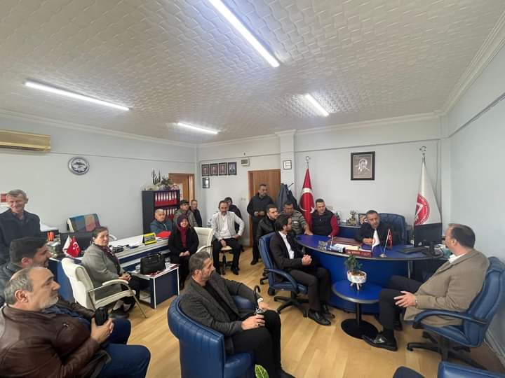 Alitugr98476809's tweet photo. Madeni İşler ve Sanaatkârlar Esnaf Odası Başkanımız Fahrettin Dündar ve Yönetimini, Mv Adayımız Sıtkı Keçeci, İl Bşk Yard, İlçe Bşk ve Yönetimi ile birlikte ziyaret ederek, desteklerini istedik Misafirperverlikleri için teşekkür ederiz @MHP_Bilgi @E_SemihYalcin @doctorsitki https://t.co/pOxgtPR3LU