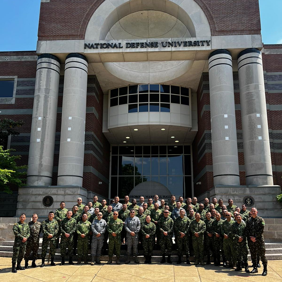 JefeArc's tweet photo. El Programa Integral para Suboficiales de Alta Jerarquía No. 18, en su visita a la National Defense University @NDU_EDU continúa con el fortalecimiento de sus conocimientos para el buen ejercicio de sus cargos como Asesores de Comando en las unidades de la Armada Nacional. https://t.co/FO2sNCx3GF