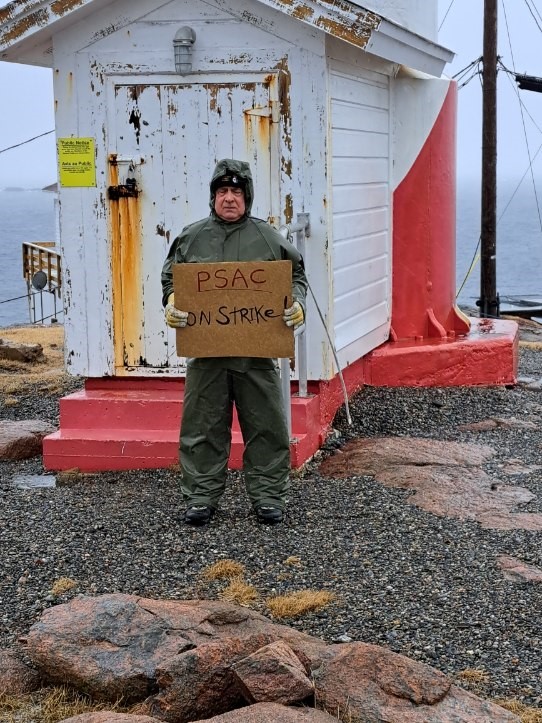 Alleyson's tweet photo. @Emily_Leedham_ @pressprogress Here is a lovely pic of a PSAC Light Keeper in Ramea, a little island off the coast of NL. https://t.co/7OCVKzAzez