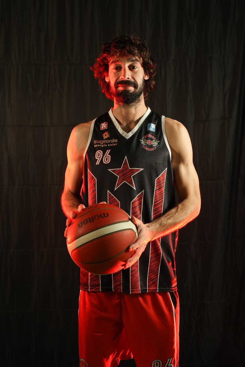 bisbalbasquet's tweet photo. Avui ha quedat clar que tot i tenir certa semblança... Xevi Torrent és molt millor que @23Llull 

Per sort nostra, dels dos dobles, tenim el millor jugador i millor esportista. https://t.co/JJG1PMNwmK