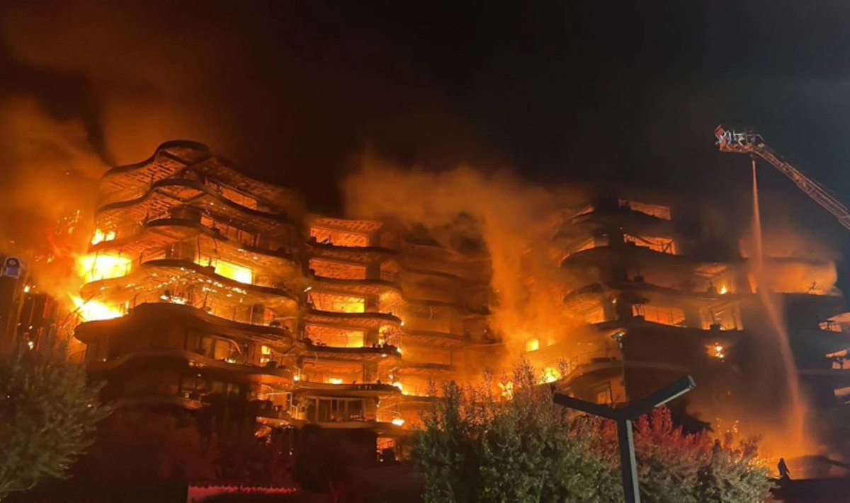 SarkKoyu's tweet photo. ÇOK SAYIDA EKİP SEVK EDİLDİ
ÇOK SAYIDA EKİP SEVK EDİLDİ
Alevler kısa sürede tüm binayı sardı. Olay yerine çok sayıda itfaiye ve 112 Acil Sağlık ekibi sevk edildi, Orman Bölge Müdürlüğüne ait arazöz, İl Emniyet Müdürlüğüne bağlı TOMA'lar ile AFAD ve UMKE ekipleri de yönlendirildi. https://t.co/ztfHR7PNsC