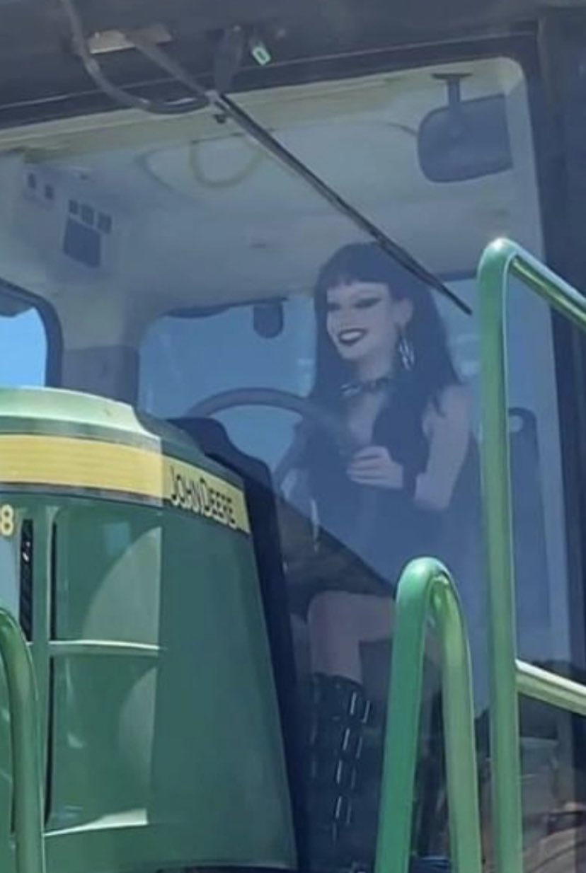 🖤 MVivi Recap ~ Wednesdays 🎮 on Twitter: "@gutknot It’s @abrattypixie playing Farming Sim 🤣