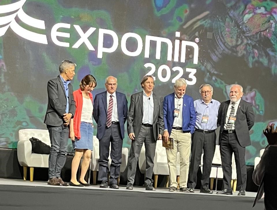 CochilcoChile's tweet photo. Nuestro director de Estudios, Víctor Garay, participó en el panel "Desafíos y tendencias en exploración" en @ExpominOFICIAL. Señaló que en los últimos dos años creció fuertemente la inversión en exploración, tras las restricciones y retos que implicó la pandemia del Covid-19. https://t.co/7yn7mrYh7f