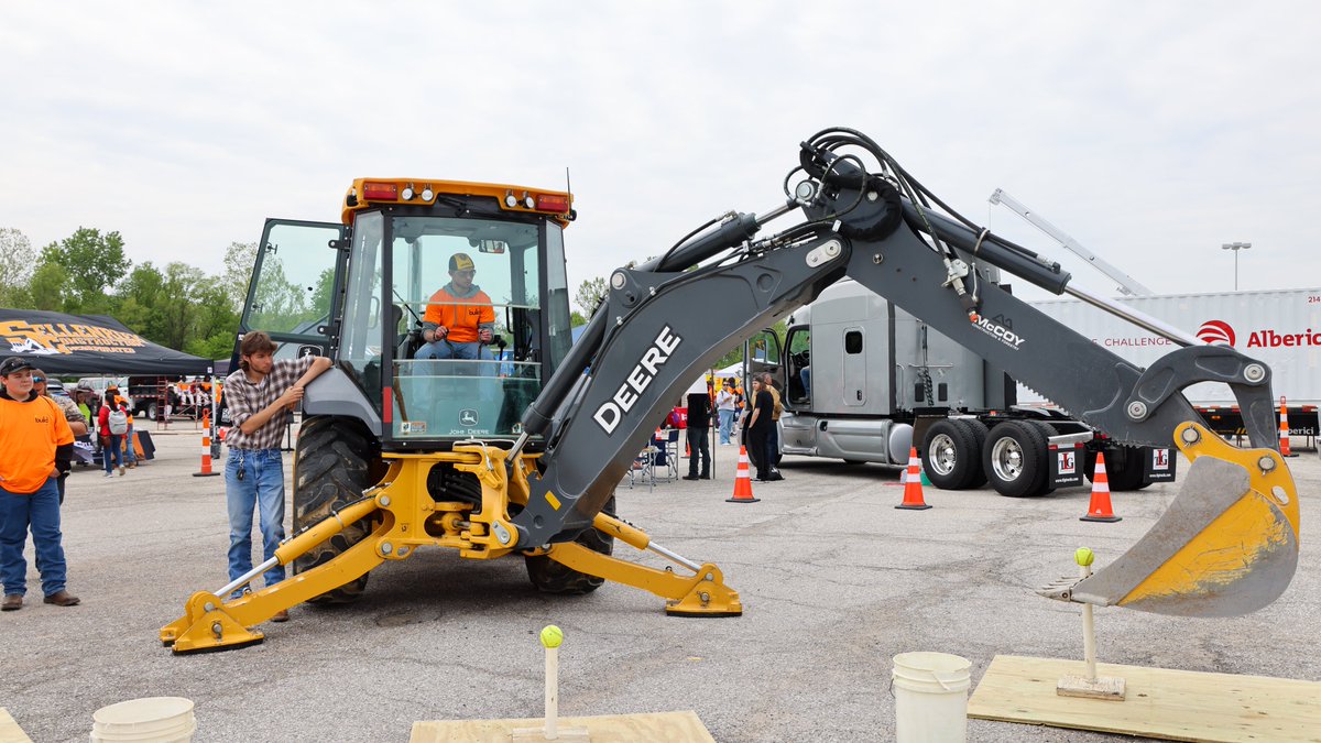 FrancisHowell's tweet photo. High school students from FHSD and surrounding districts learned about industrial careers at Build My Future STL with over 70 local organizations offering hands-on demos and learning labs. Exciting to see students interested in trades and future career choices! #BuildMyFutureSTL https://t.co/3Polqr29em