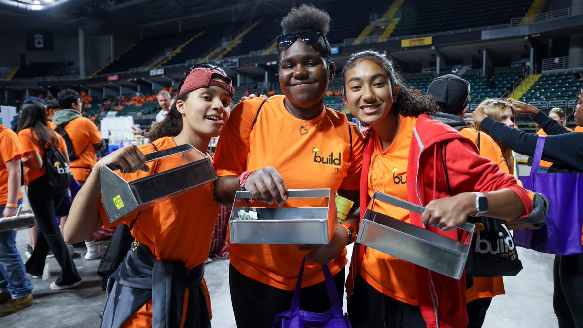 FrancisHowell's tweet photo. High school students from FHSD and surrounding districts learned about industrial careers at Build My Future STL with over 70 local organizations offering hands-on demos and learning labs. Exciting to see students interested in trades and future career choices! #BuildMyFutureSTL https://t.co/3Polqr29em