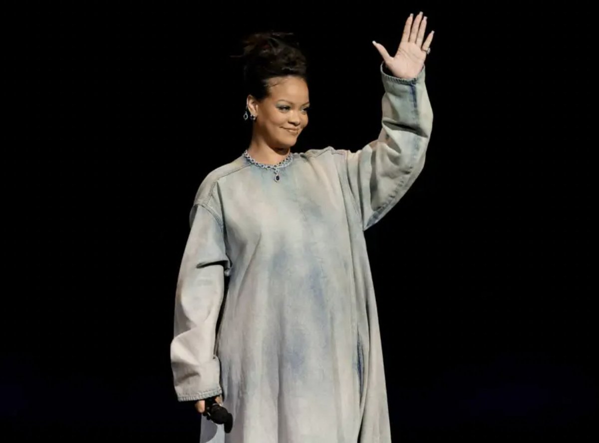 DEADLINE's tweet photo. Rihanna made an appearance at #CinemaCon today to reveal that she’s playing a smurfette in Paramount’s ‘The Smurfs Movie.’ She is also producing the movie and providing original songs https://t.co/08MZvGH49V https://t.co/GEe7B9o2Pw
