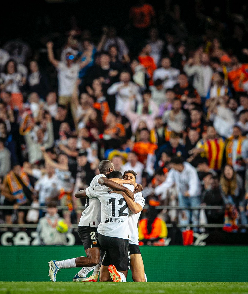 Gran esfuerzo de todos, ese es el camino a seguir...

Gracias Mestalla! 💪🏾🤍🖤🦇

#AmuntValencia #ADNVCF
