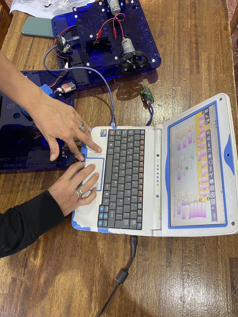 Hoy estuvimos en el día internacional de las niñas en las TICS dictando el Taller Butiá - Robots a bailar 🤖💃

La FIng celebra este día con distintos talleres bajo la consiga “aprender haciendo”, invitando estudiantes de todo el país 🛠️ 

Gracias a todas por venir! 🦾