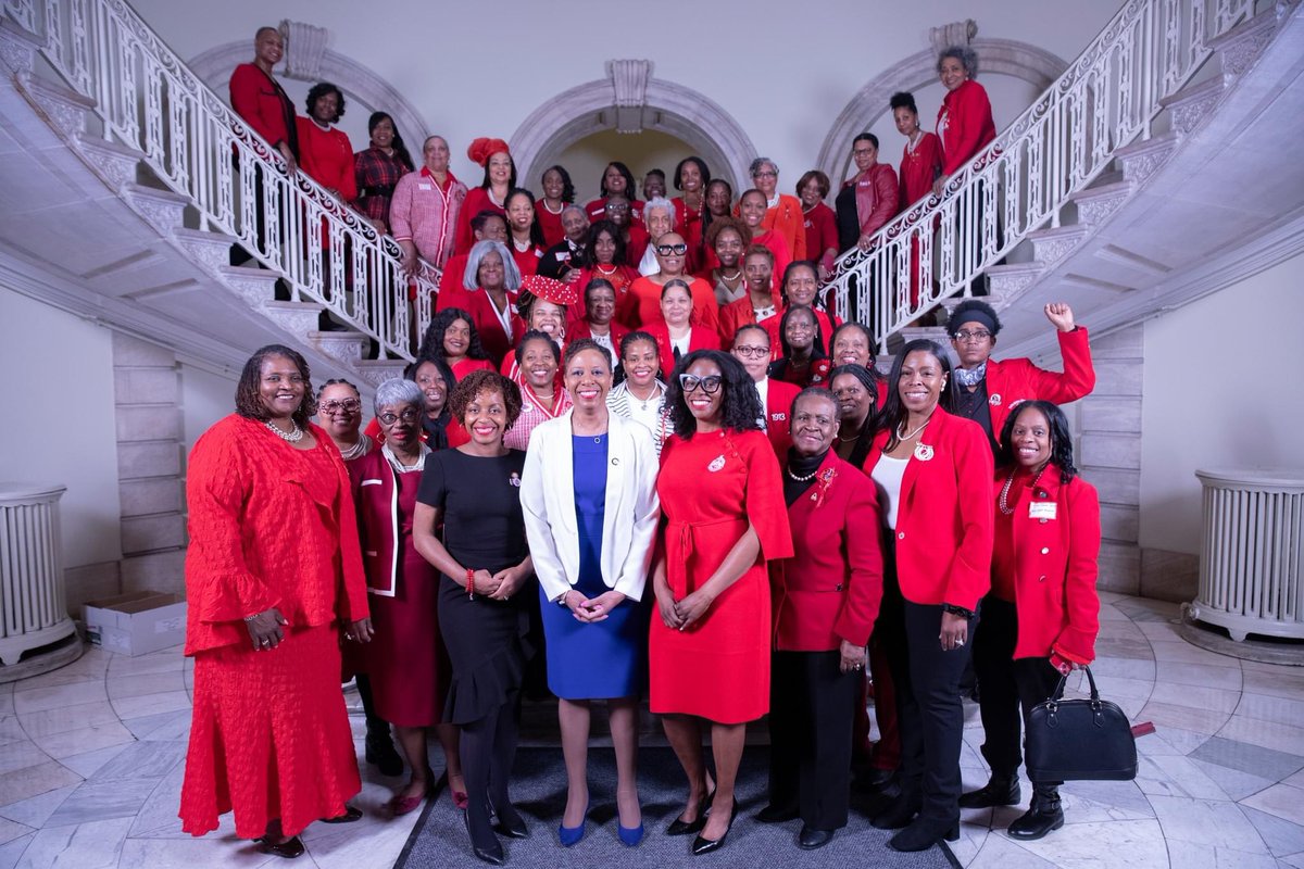 CMBrooksPowers's tweet photo. Today, was Delta Day at City Hall in New York City! We painted City Hall RED (and Black 😀). The @NYCCouncil also passed several pieces of legislation several of which coming through the Committee on #TransportationAndInfrastructure 🧵 https://t.co/IhigjpSLn6