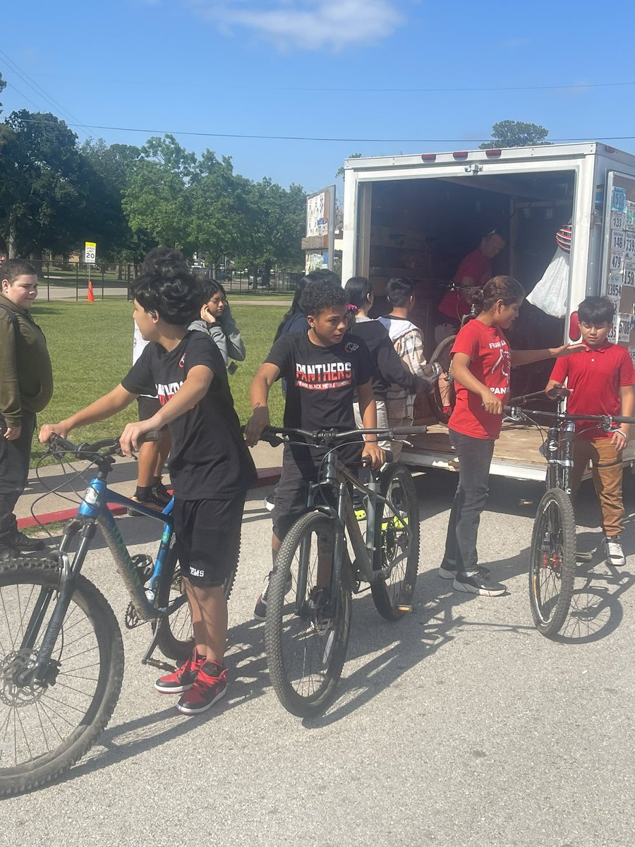 PaulaHisd's tweet photo. Black Middle School is creating the next group of cyclists. Thank you to Richard Lamb of Southern Elite Sun and Ski Sports, Macleod Williams, and Christopher Wolman for making the opportunity possible. https://t.co/L5WUa7Wp7l