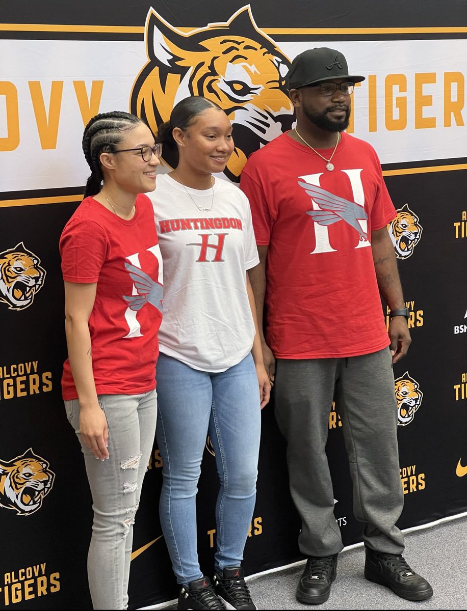AHSTigerHoops's tweet photo. Congratulations @carltajah on signing with @HCHawksSports !!! 🔥🔥🔥 Just as amazing in the classroom as she is on the court…TOP TEN STUDENT ‼️‼️‼️ @Alcovy_Sports @bandboyz05 @PBHubb23 @CovNewsSports https://t.co/xQfQzIOj9a