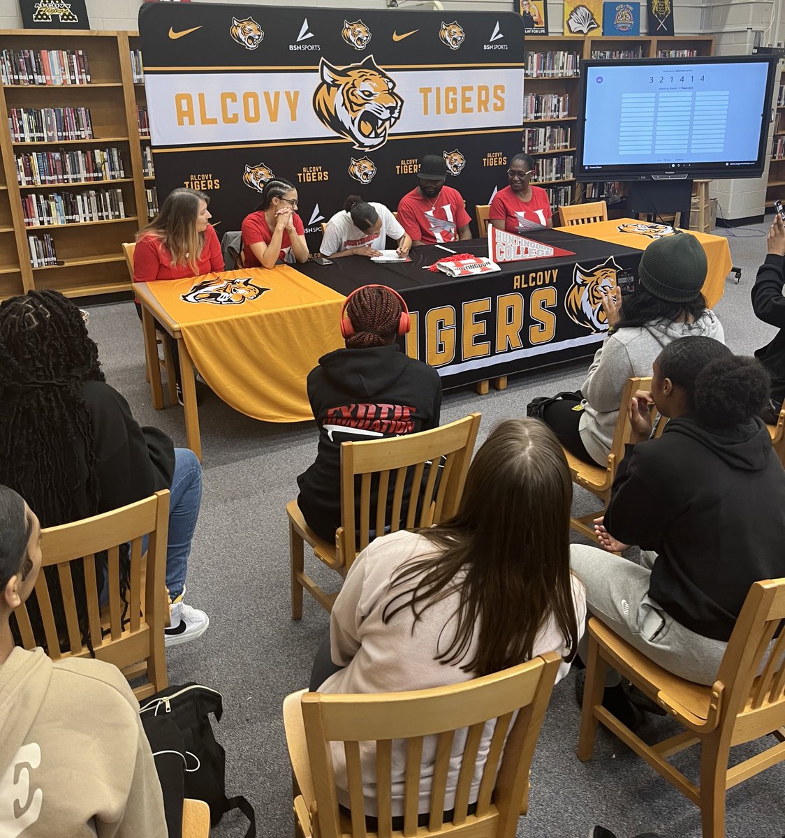 AHSTigerHoops's tweet photo. Congratulations @carltajah on signing with @HCHawksSports !!! 🔥🔥🔥 Just as amazing in the classroom as she is on the court…TOP TEN STUDENT ‼️‼️‼️ @Alcovy_Sports @bandboyz05 @PBHubb23 @CovNewsSports https://t.co/xQfQzIOj9a