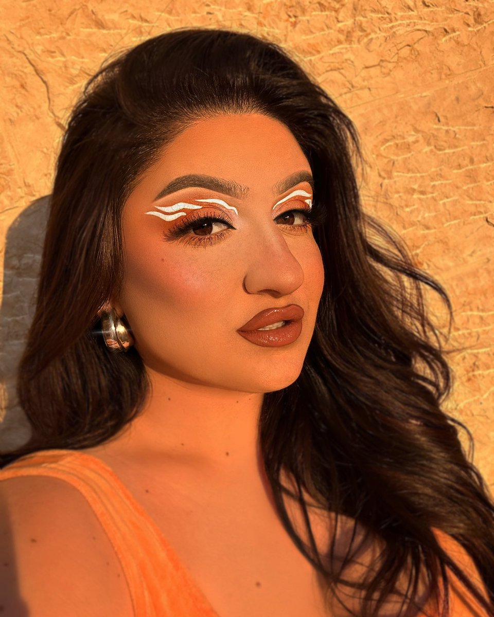 lorenbergman12's tweet photo. Golden hour never fails 🧡

Foundation & powder 
@MorpheBrushes 
Concealer @dominiquemakup 
Cream bronzer @rarebeauty 
Contour palette @PFCosmetics 
Blush @Honest_Beauty 
Highlighter @OFRACosmetics 
Eyeshadow @ColourPopCo 
Liner @NYXCosmetics 
Lips @rarebeauty 
Lashes @ArdellBeauty 

#makeupartist #makeup 
#GoldenHour