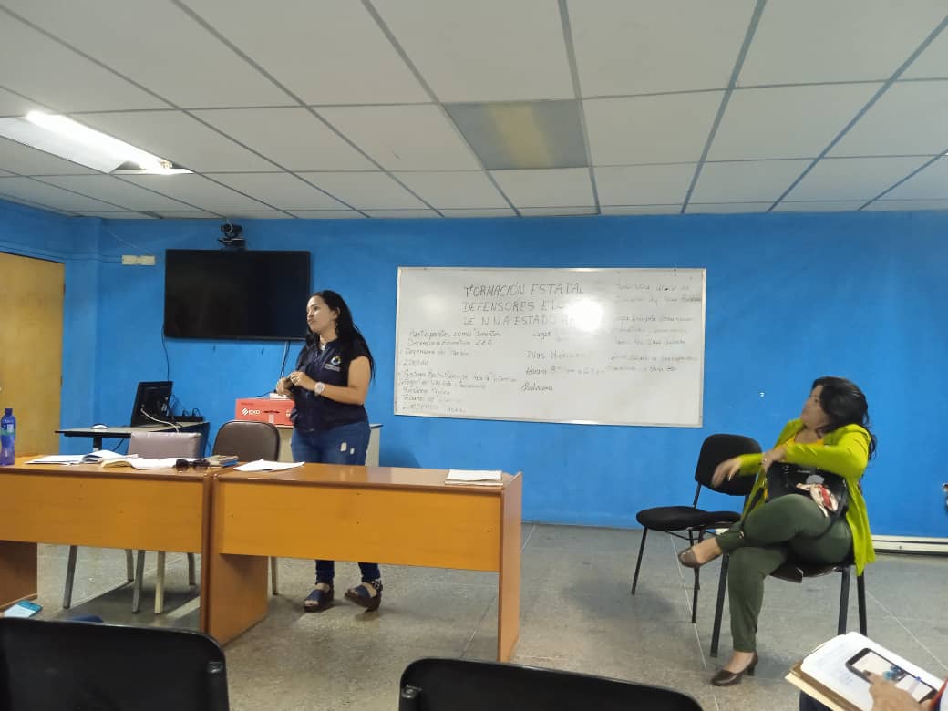 #27Abril 
Desde el Salon Ayacucho se llevo un encuentro del Sector Educativo de Zona Educativa Aragua y el Sistema de Protección Integral de NNA regional con el propósito de organizar la Formación de Defensores Educativos. 
#LevantenElBloqueoYa 
<a href="/NicolasMaduro/">Nicolás Maduro</a> <a href="/_LaAvanzadora/">Yelitze Santaella</a>