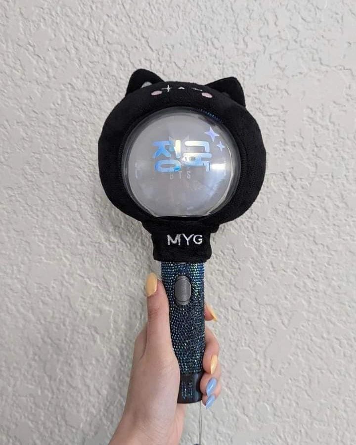 خلاقیت آرمی ها>>>>
فقط اونی که براش موهای اگوست دی رو گذاشته🤌