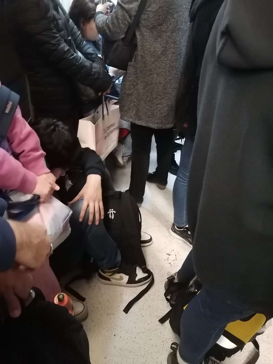 DuranBari's tweet photo. @metrodesantiago 17:39 no entienden, metro frena brusco y persona en el suelo, casi causa una caida poe estar sentado donde no corresponde #metrosantiago horario de muchas persona y el. Perla ni se inmuta😠😠😠😠 https://t.co/JzK8N3H3XG