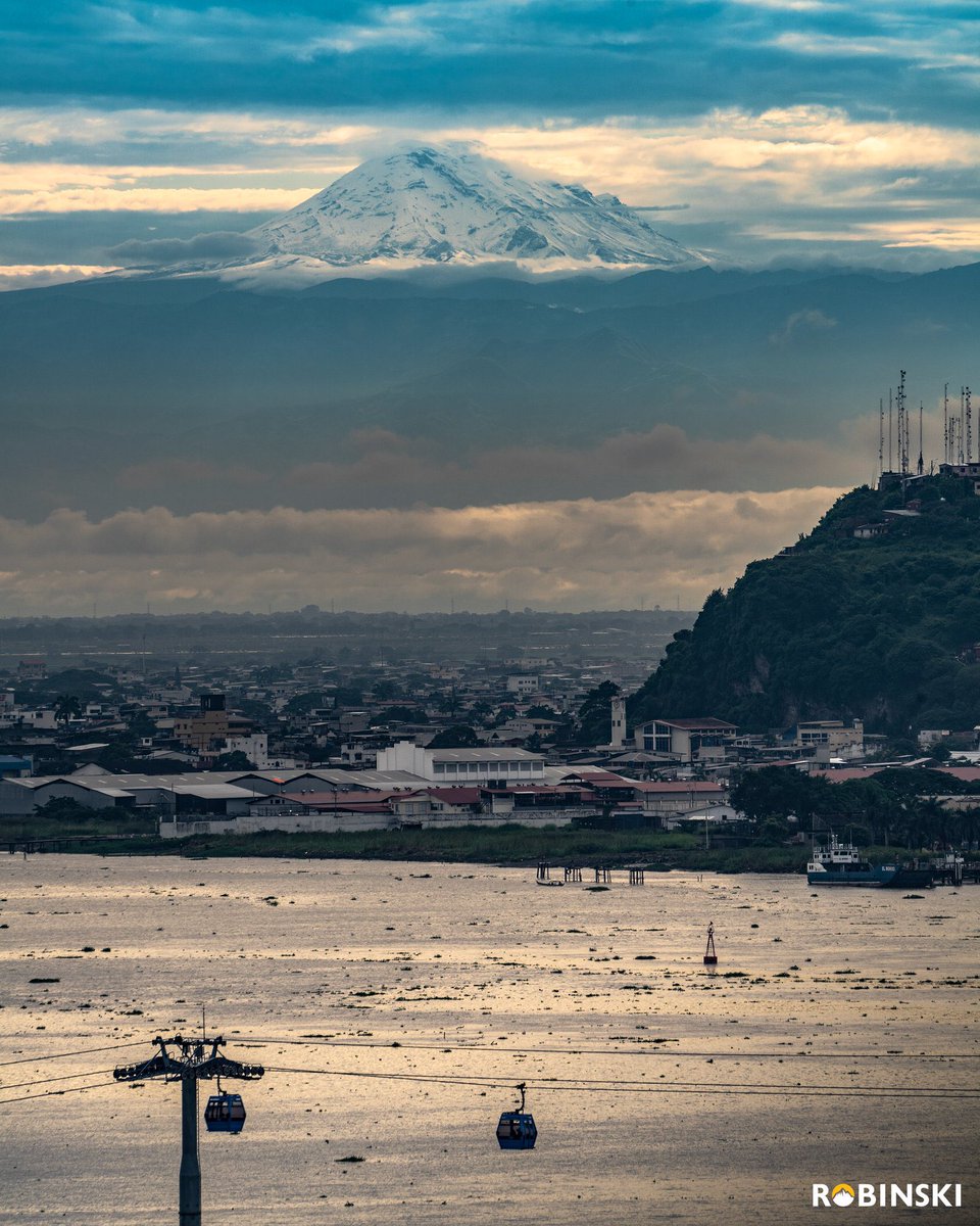 Sargox's tweet photo. 🇪🇨 #Ciencia | ¿El volcán más alto del mundo pudo ser fotografiado desde #Guayaquil? ¿Esto fue real o falso? #VolcánChimborazo 🌋

Es difícil comprender la destreza y paciencia que se debe tener para obtener una fotografía así de increíble. Explicación…👇🏻

Imagen: @Robinski__ 🇪🇨 https://t.co/cnmo9xK26L