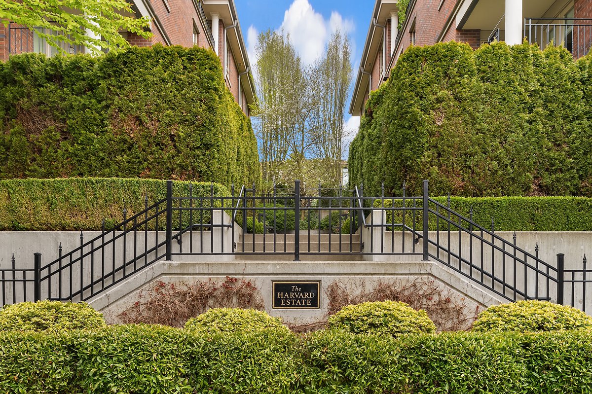 truexproperties's tweet image. Beautiful, corner unit at Harvard Estate filled with abundant natural light overlooking gorgeous gardens, trees and fountain. Plenty of cabinets in the well designed kitchen with a center island. bit.ly/3n96VeO #justlisted #theresatruexproperties #windermere