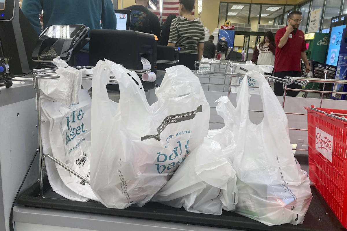 PlanPhilly's tweet photo. Philly’s plastic bag ban is working, study finds https://t.co/Aqqm7zQa6a https://t.co/cFi9a4SDVt