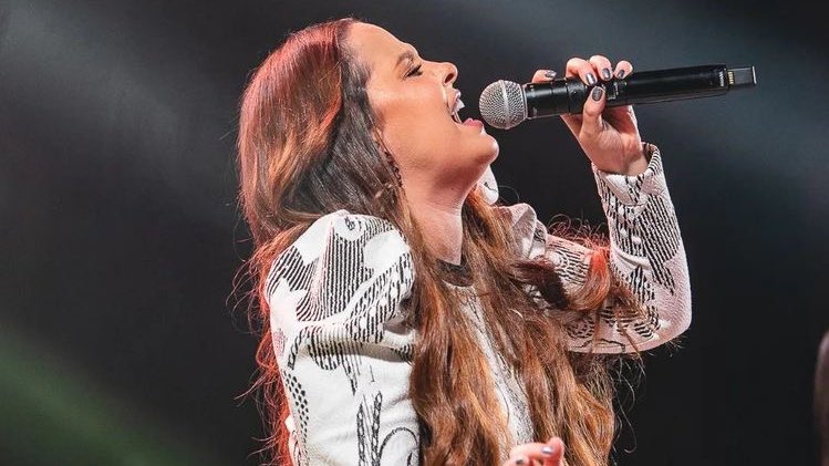 comfortmmm's tweet photo. cantora 🎤 https://t.co/iQb0hKP3dk