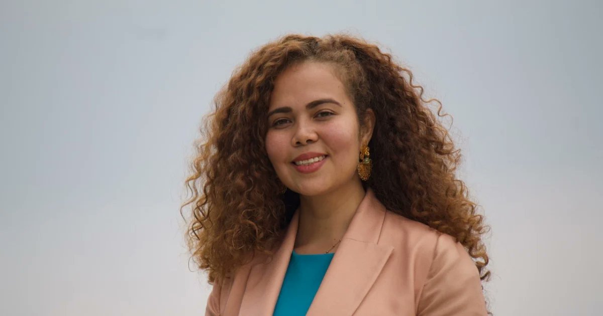 Las2Orillas's tweet image. Yesenia Olaya, la niña afro que huyó de las balas en Tumaco y terminó Ministra de Ciencia y tecnología: A los 13 años se fue de una tierra golpeada por la guerra con la intención, como se lo prometió a su mamá, de volver con el título de Doctora bajo el brazo. Cumplió (Hilo🧵)