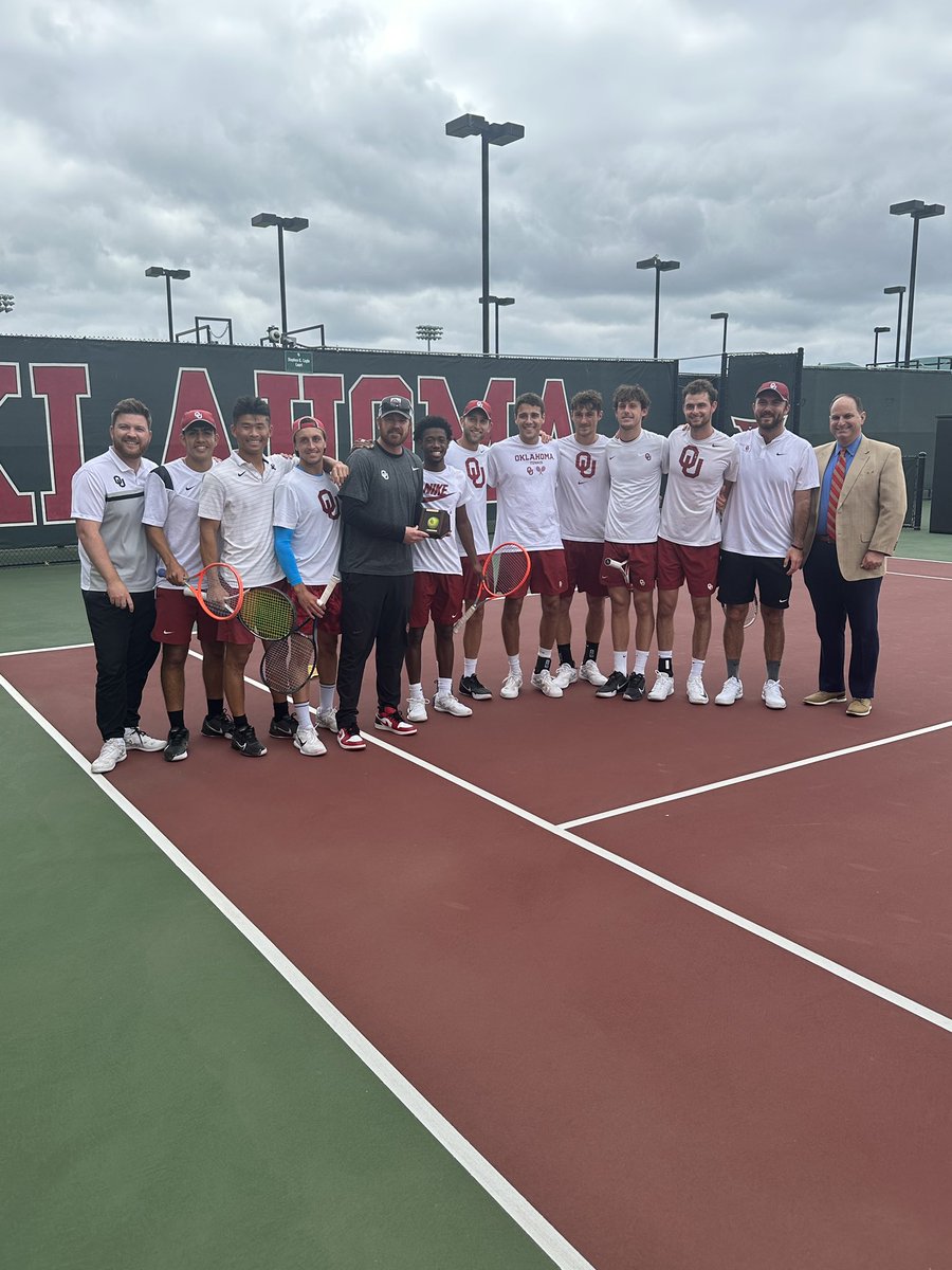 OU_MTennis's tweet photo. 𝗢𝘂𝗿 𝗹𝗲𝗮𝗱𝗲𝗿.

Thank you to @soonerad for coming out to practice and presenting @Coachcrowell with a gift to celebrate his 1️⃣0️⃣0️⃣th win as head coach! 

#WeAreOU https://t.co/G5XMbDzyH0