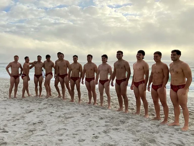 chilerugby's tweet photo. Un día de playita pre torneo ⛱️
☝️Pero pero pero, mi gente, mañana madrugamos nuevamente 👉 5:22 am, con uniforme oficial 😅, para enfrentarnos a Italia, en este #challengerseries2023, en Stellenbosch 🇿🇦

¡Dándolo todo! 🇨🇱

#condoresrugby 
#condores7s 
#chilerugby 
#chile7s https://t.co/CkjXaZdQ3G