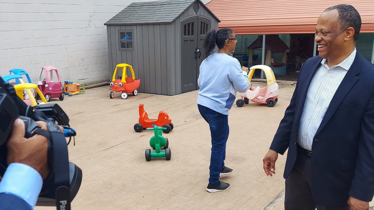 GEEARS's tweet photo. Thanks to Representative David Wilkerson for visiting 1st Step Learning Academy in Powder Springs yesterday for #QRWeek! Since @Quality_Rated began in 2012, nearly 3,000 child care programs throughout the state have earned one-, two-, or three-star ratings. #gapol https://t.co/GzuzkgtSqN
