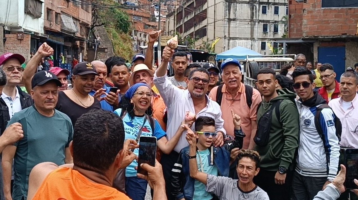 ReporteYa's tweet photo. #27Abr #Venezuela #Primarias 
Benjamín Rausseo anuncia que superó la cantidad de firmas exigidas por la Comisión Nacional de Primarias para presentar su candidatura  https://t.co/LnjfZZPL8j https://t.co/a5BvkmCzHc