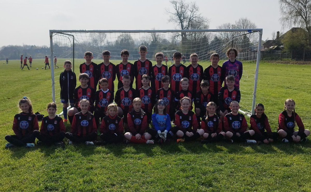 @FCBurbage 
FC Burbage Bobcats U13s squad photo with our U10's girls.
The Bobcats sponsor,  #tradecentreuk  #kitklub for the past two years have been amazing 😃. Quality kit supplied by @surridgesport  means it can be passed down to other teams in the club ⚽️

 Looking good