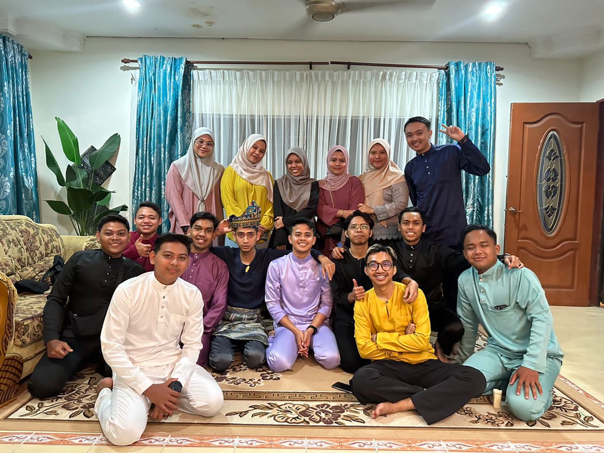 nrlsaqilah's tweet photo. long time no see.. last berkumpul dulu masa 2018 rsenye.. and now we reunite again.. hopefully dpat berkumpul lagi mcm ni❤️
#batch01 https://t.co/Pam3jIZYxU