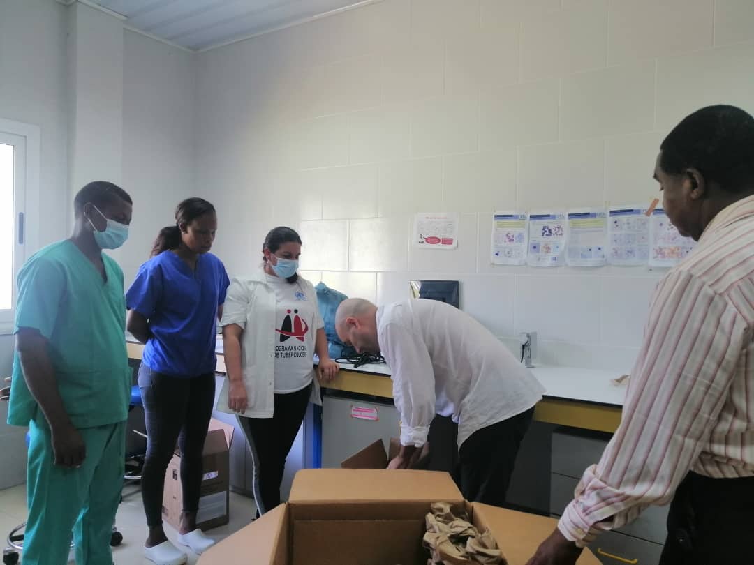 GuineaSalud's tweet photo. 🗓️La DG #VIH/SIDA,#TB, #Hepatitis, aumenta la descentralización de la #Capacidaddiagnóstica, elevando #accesibilidadelosservicios, realizando formación y montaje de equipos #Genxpert en los DS de Riaba, Baney e Hospital de Sampaka, estrategia que se extenderá en la RC.
#MINSABS. https://t.co/jMebin8HP7