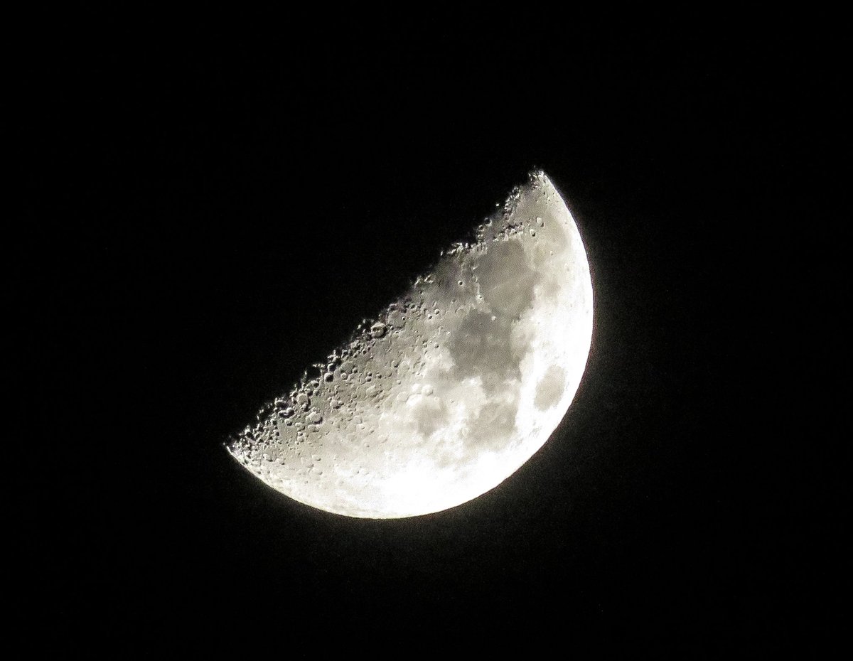 trhonymohamed's tweet photo. ุงูุชุฑุจูุน ุงูุฃูู ูููู
ุฑ ูุฐู ุงููููุฉ
First quarter moon tonight
Libya April 27th 2023
#moon #MoonHour #moonstorm https://t.co/f5J4CEL8Hn