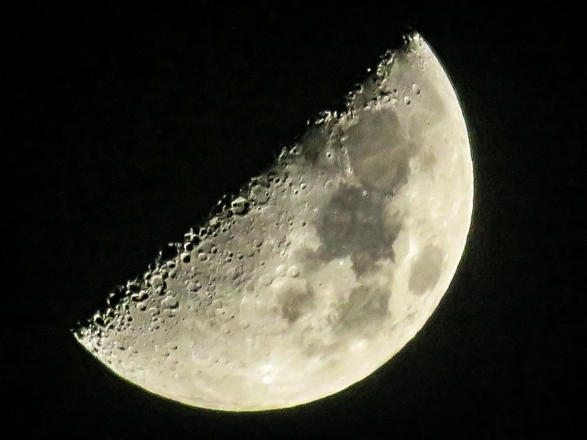 trhonymohamed's tweet photo. ุงูุชุฑุจูุน ุงูุฃูู ูููู
ุฑ ูุฐู ุงููููุฉ
First quarter moon tonight
Libya April 27th 2023
#moon #MoonHour #moonstorm https://t.co/f5J4CEL8Hn