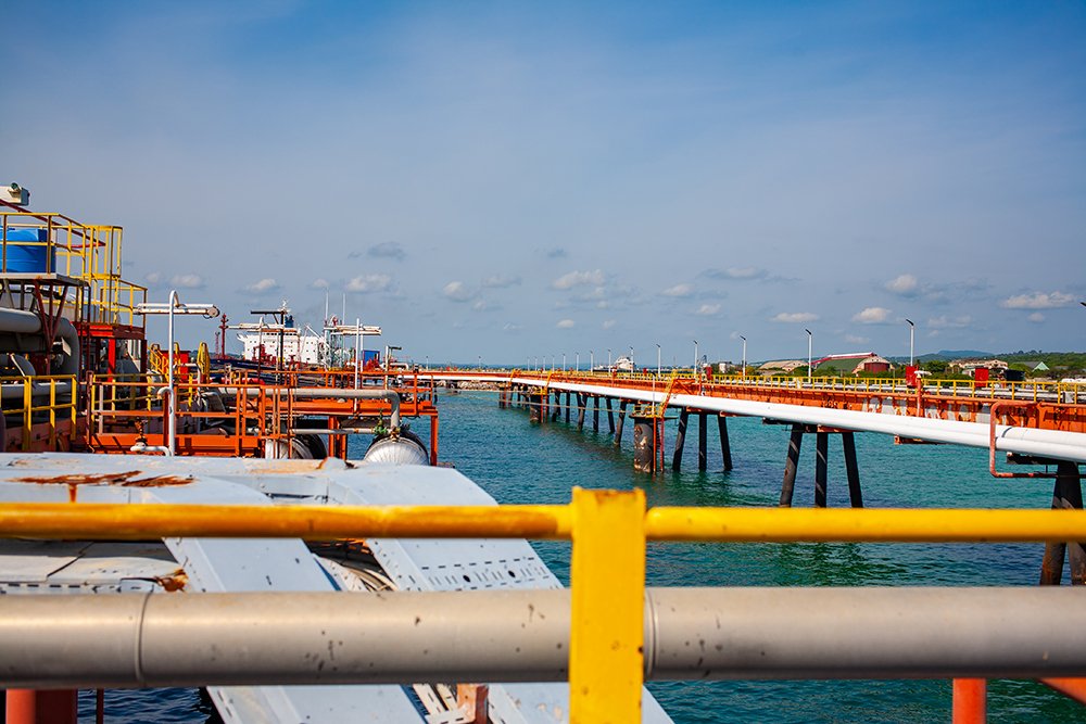 Enro_GD's tweet photo. En operaciones, buque con combustible que arribó ayer a Matanzas

© Fotografías de Enro/ Cubadebate
@cubadebatecu @RandyAlonsoFalc @ThalyFuentes https://t.co/fJ2JN7cWOv