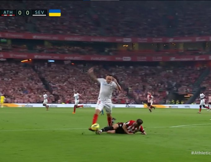 AthleticXtra's tweet photo. El Athletic ha perdido contra el Sevilla siendo CLARAMENTE perjudicado por HERNÁNDEZ HERNÁNDEZ y MEDIÉ JIMÉNEZ en el VAR. 

ESTO ES UNA VERGÜENZA https://t.co/2p3N8NLbO1
