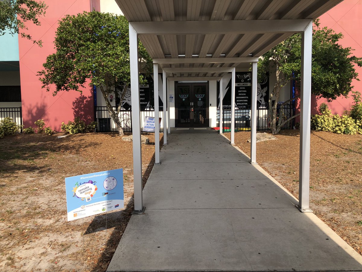 RachelPloss's tweet photo. It’s SKY’s Amazing Race tonight for #SuncoastRemakeDays and families are learning around the world getting their passports stamped! ⚗️🧩🎳 @SuncoastCGLR https://t.co/LYr1G5h6j5