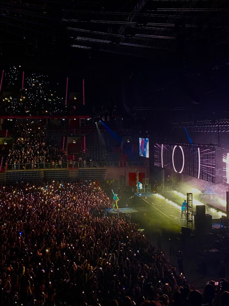 olciklolcik's tweet photo. Równo rok temu zespół 5 second of summer zagrał swój pierwszy koncert w Polsce w Krakowie na Tauron Arenie. Na wydarzeniu było około 13 tysięcy ludzi. Zespół zagrał między innymi takie hity jak youngblood, teeth czy she look so Perfect https://t.co/igJUy5BwtQ
