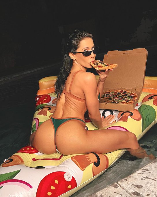 Using emojis tell us your favorite pizza toppings 🍕
@Madison420Ivy 
https://t.co/OvlcGwO8AL https://t