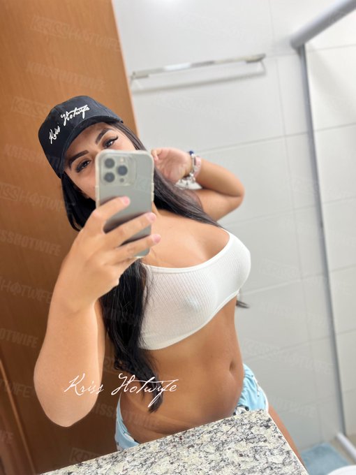 Oie amores, qual cor de bon&eacute; ficou melhor em mim? O preto ou o marrom? https://t.co/YuOrUc29ay