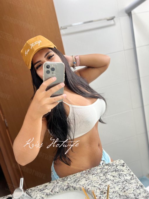 Oie amores, qual cor de bon&eacute; ficou melhor em mim? O preto ou o marrom? https://t.co/YuOrUc29ay