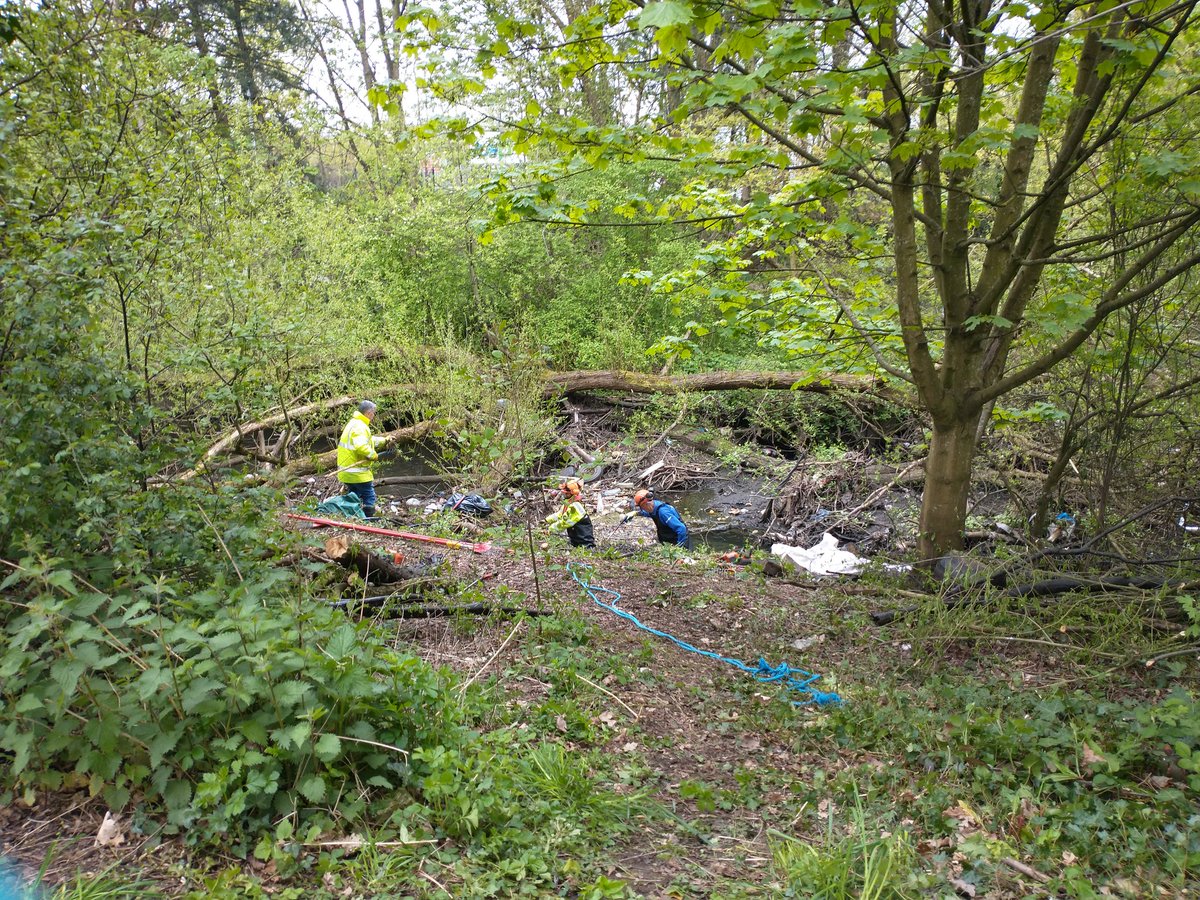 LizleyFowler's tweet photo. Outdoors is always my favourite space at work and leisure so great to mix the two - #litterpick organised by @TyseleyEnergy by the River Cole, Birmingham https://t.co/117NnMfgg1