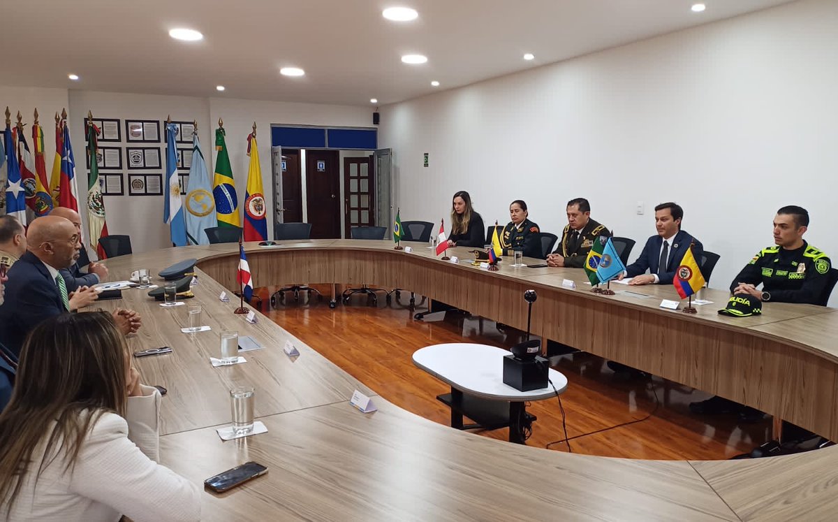 Hoy recibimos en Ameripol la visita del Embajador de la República Dominicana en Colombia, Dr. Félix Aracena Vargas. En la agenda, la importancia de la consolidación jurídica de Ameripol por su Tratado Constitutivo. 🌎🚔
