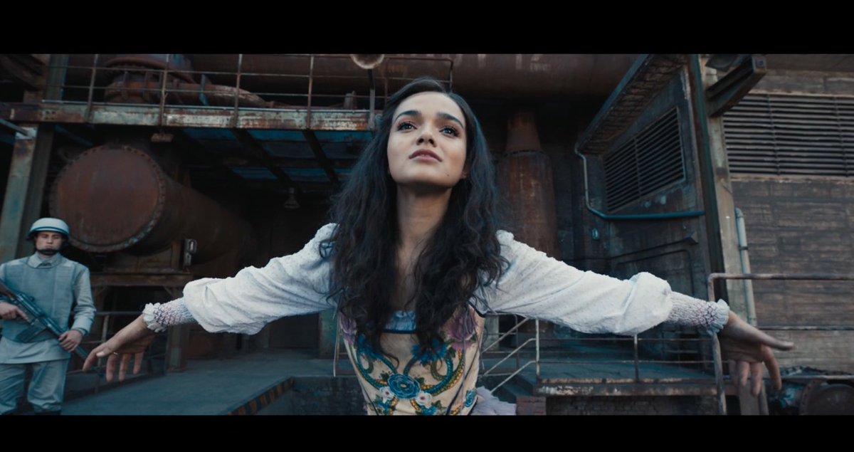 THIS PARALLEL IS INSANEEEEE #TheHungerGames