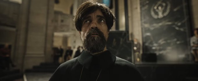 Peter Dinklage como Caca Highbottom en Balada de los Pájaros Cantores y Serpientes.